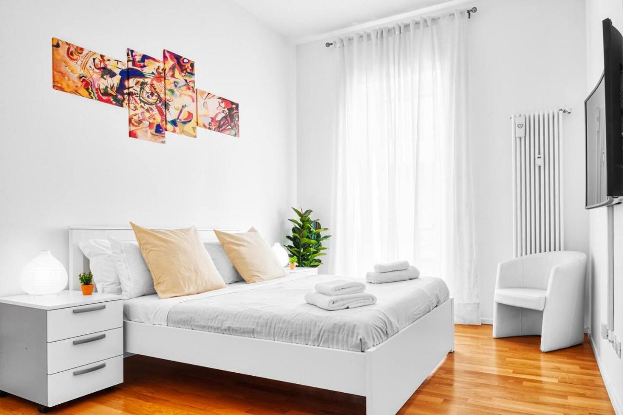 3 Bedrooms Apartment Milan Bagian luar foto